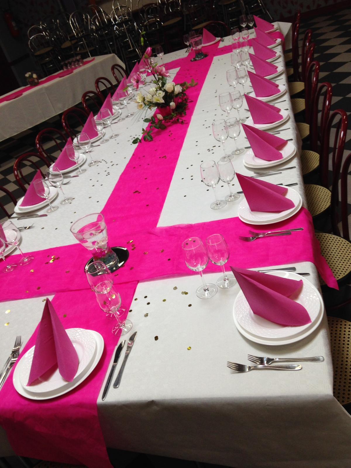 Table de mariage élégante dressée par Santiago Traiteur